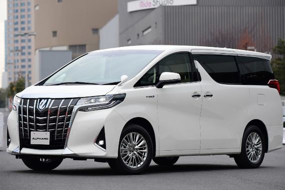 白いワンボックスカー