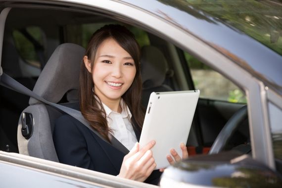 バインダーを持った女性